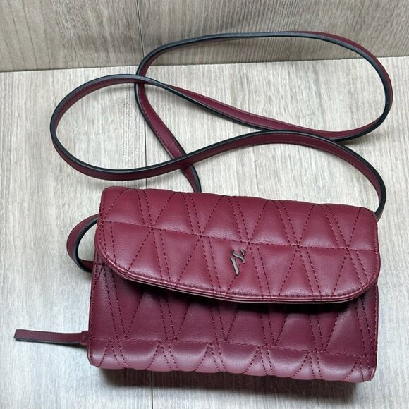 Simply Vera Wang Signature Quilted Envelope Mini Crossbody Bag Purse Burgundy - Picture 2 of 10